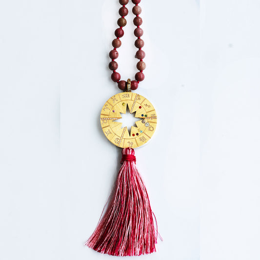 Der Astro Diamond Maxi ist ein runder Anhänger ( 5,5 cm Durchmesser), der das persönliche Geburtshoroskop seines Trägers abbildet. In der Mitte strahlt ein ausgestanzter Stern, umgeben von den zwölf Tierkreiszeichen als feines Relief. Die Positionen der Himmelskörper zum Zeitpunkt der Geburt – Sonne, Mond und Planeten – werden durch echte Edelsteine markiert und machen jedes Stück zu einem einzigartigen Talisman.